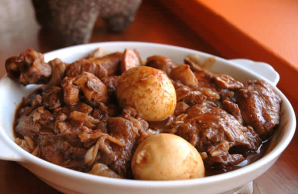 Doro Wett - poulet mijoté au berbéré Doro Wett - poulet mijoté au berbéré