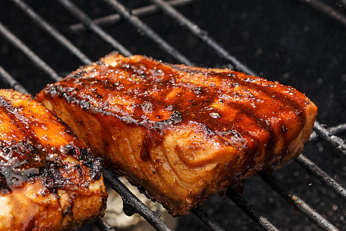 Saumon grillé à l'érable et au BBQ du staff